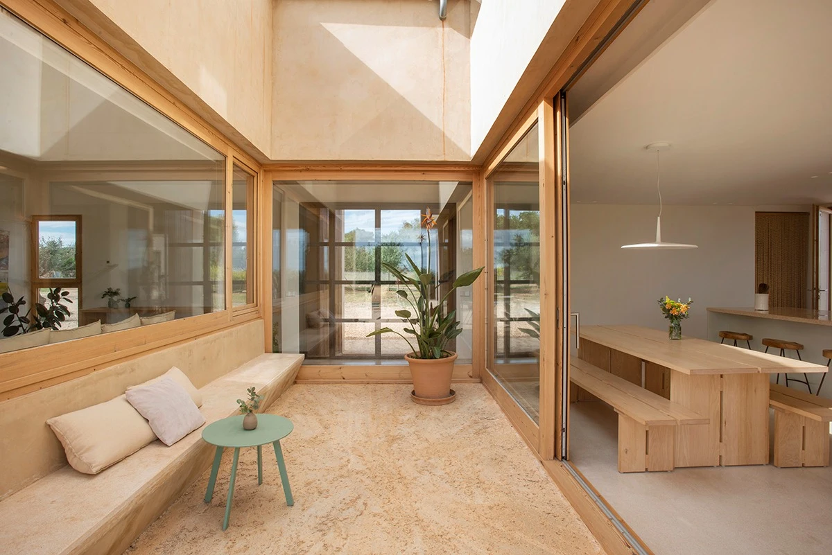 Casa LLT: banc del pati, llum natural i menjador