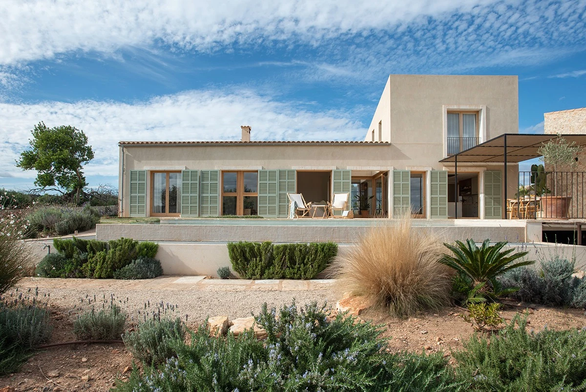 Casa LLT: façana amb persianes verdes, jardí mediterrani i piscina